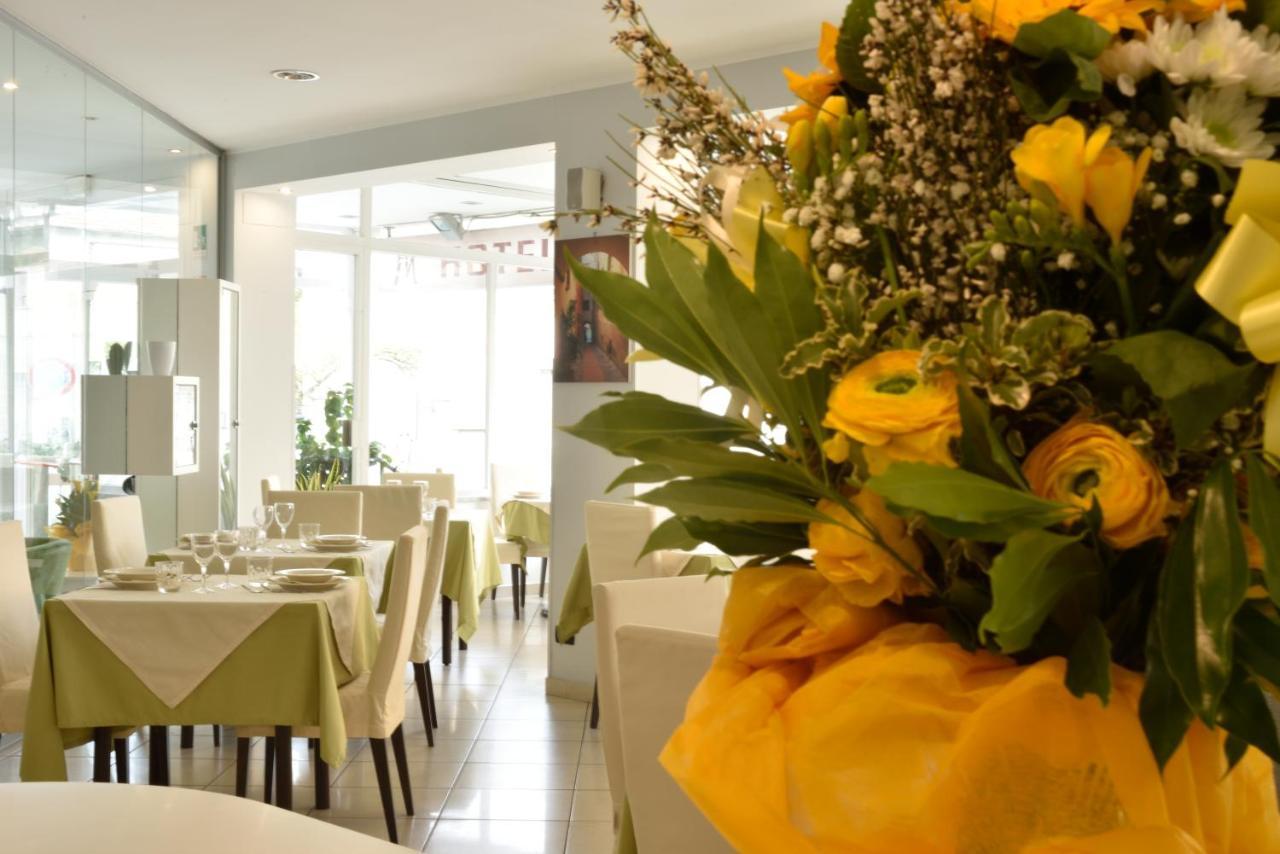 Hotel Ristorante La Marina Mhotelsgroup San Bartolomeo Al Mare Exterior foto